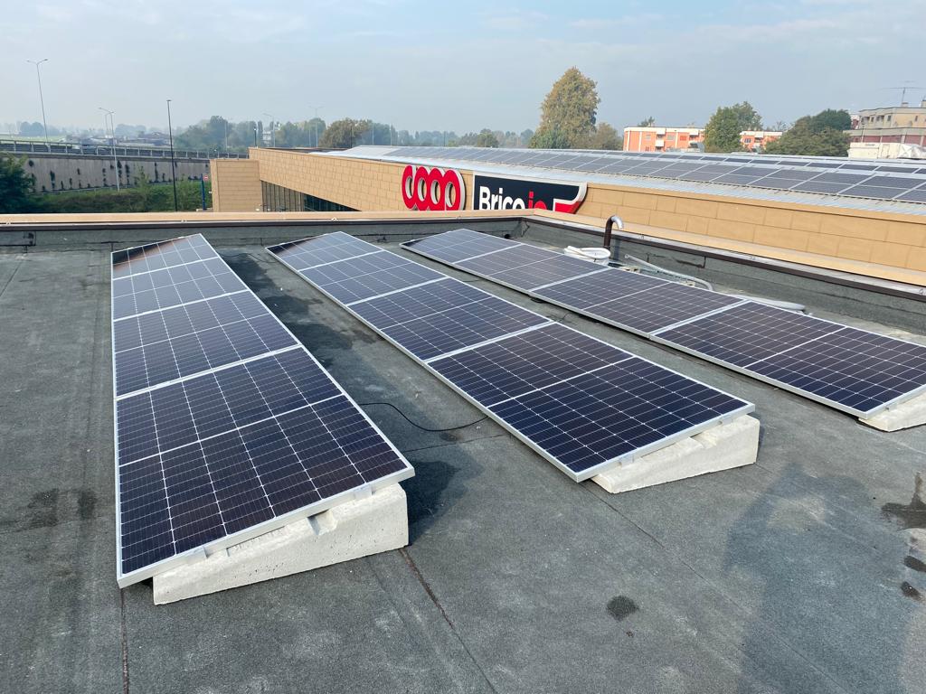 pannelli-solari-sopra-il-tetto-di-un-supermercato