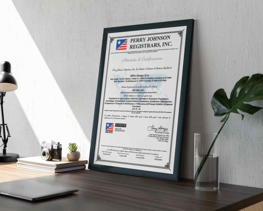 Certificazione-Fotovoltaico-2-Qualità-ISO-9001-2015-SIPRO-Energy-poggiato-sulla-scrivania