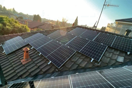 pannelli-solari-su-tetti-delle-case