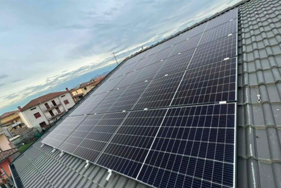 pannelli-solari-sul-tetto-di-una-azienda