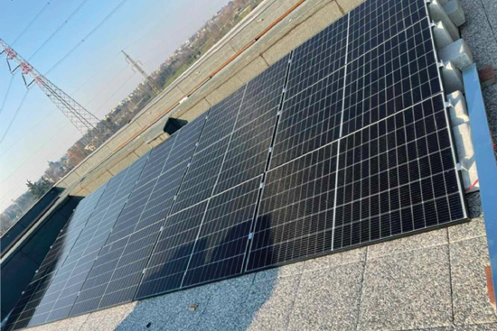 pannello-solare-su-tetto-di-un-capannone